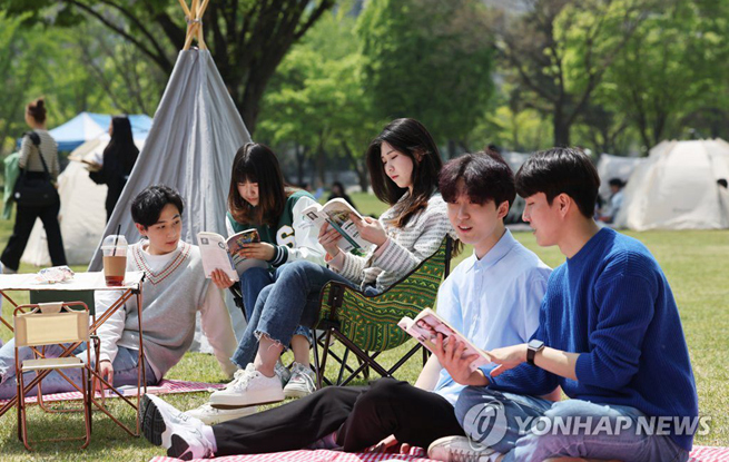 韩国成均馆大学举办草坪读书活动