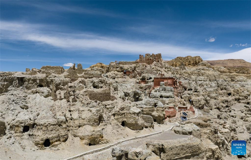 Diese Luftaufnahme vom 26. Mai 2023 zeigt die Piyang-Grotten in der Autonomen Region Tibet im Sdwesten Chinas. (Xinhua/Jigme Dorje)