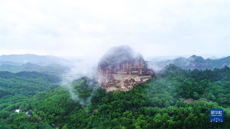 Die Maijishan-Grotten sind in Nieselregen und Wolken gehllt. (Foto: Lang Bingbing/ Xinhua)