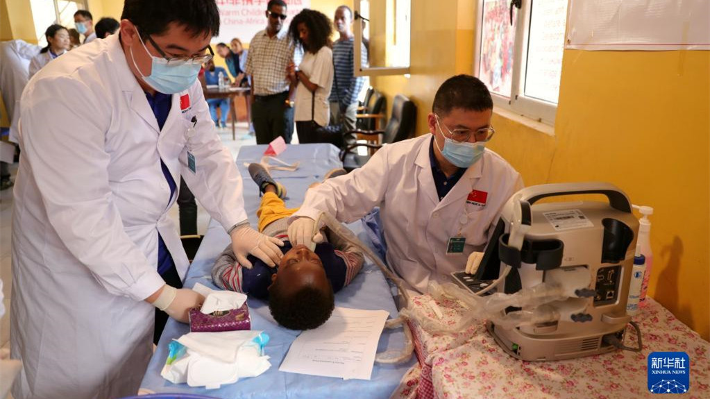 Peng Liyuan und Entwicklungsverein von afrikanischen First Ladies initiieren Kampagne zu Beachtung von Gesundheit von afrikanischen Waisen