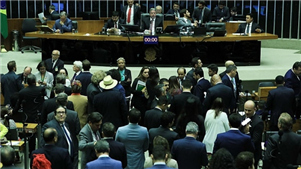 Congresso do Brasil aprova estrutura ministerial do governo LulaO Senado do Brasil aprovou na quinta-feira por 51 votos a favor, 19 contra e uma absten??o, a Medida Provisria que estabelece a estrutura ministerial do governo de Luiz Incio Lula da Silva. 